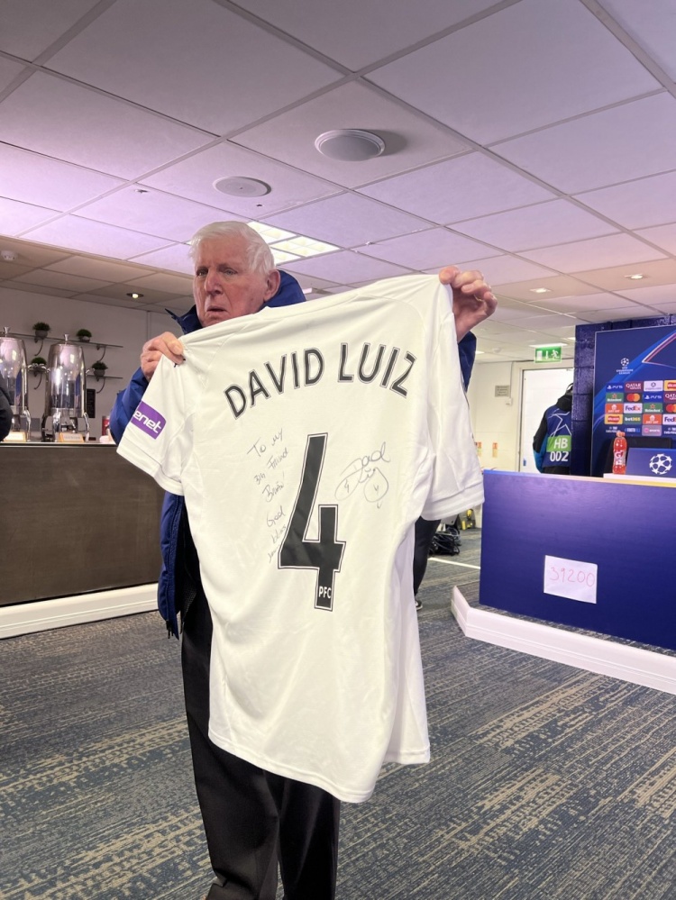 168开奖网稳赚技巧-大卫·路易斯重返斯坦福桥，与切尔西球迷合影+赠送球衣给老员工